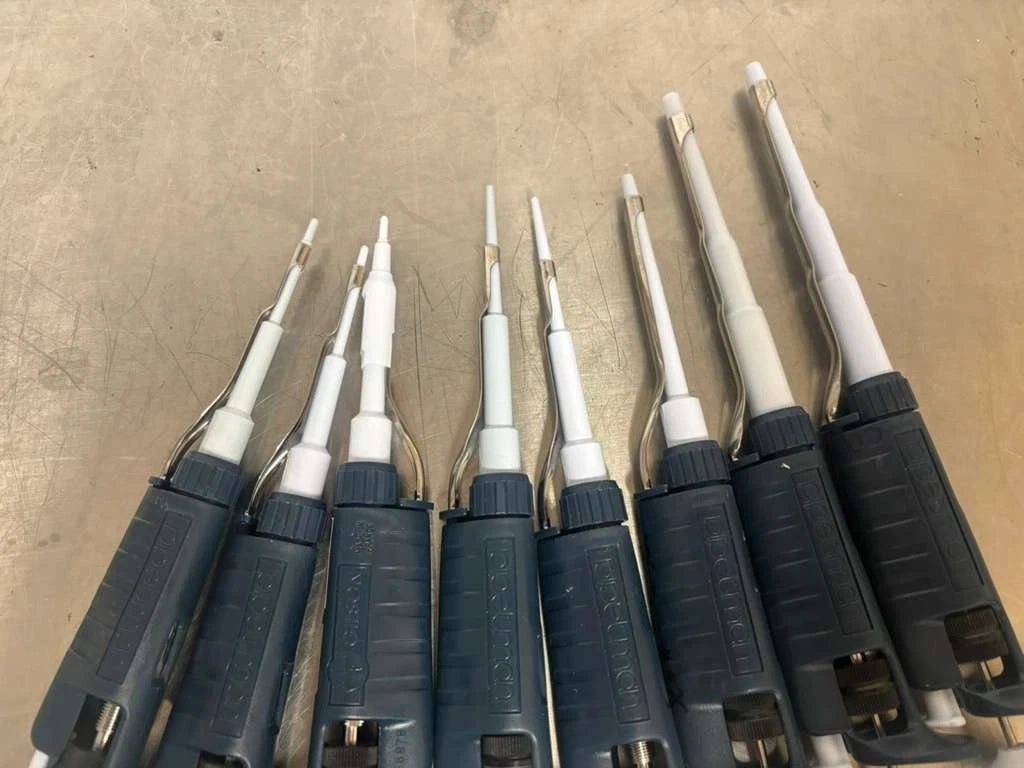 Set of 8 Gilson Pipetman P:10-20-200-1000