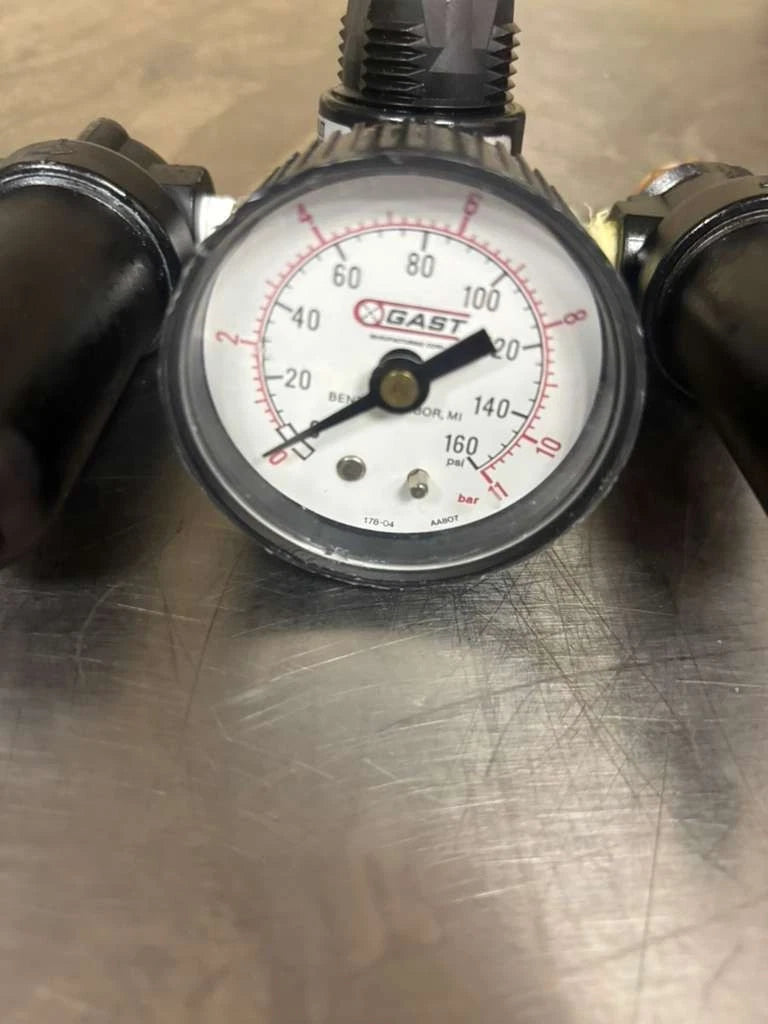 GAST ADJUSTABLE PRESSURE REGULATOR AH101R.