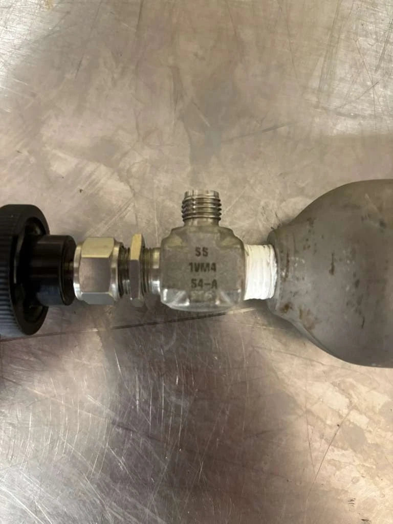 Hoke Sample Cylinder DOT-3E 1800, 304 With Connect SS 1VM4 S4 AND SS 1 VM4 S4-A