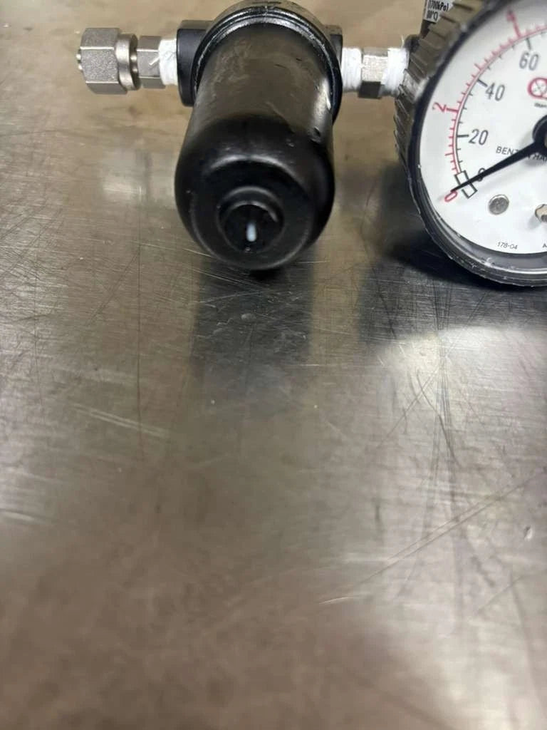 GAST ADJUSTABLE PRESSURE REGULATOR AH101R.