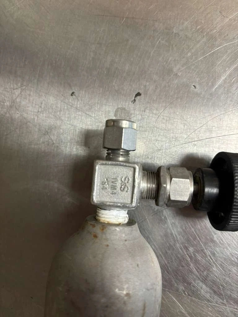 Hoke Sample Cylinder DOT-3E 1800, 304 With Connect SS 1VM4 S4 AND SS 1 VM4 S4-A