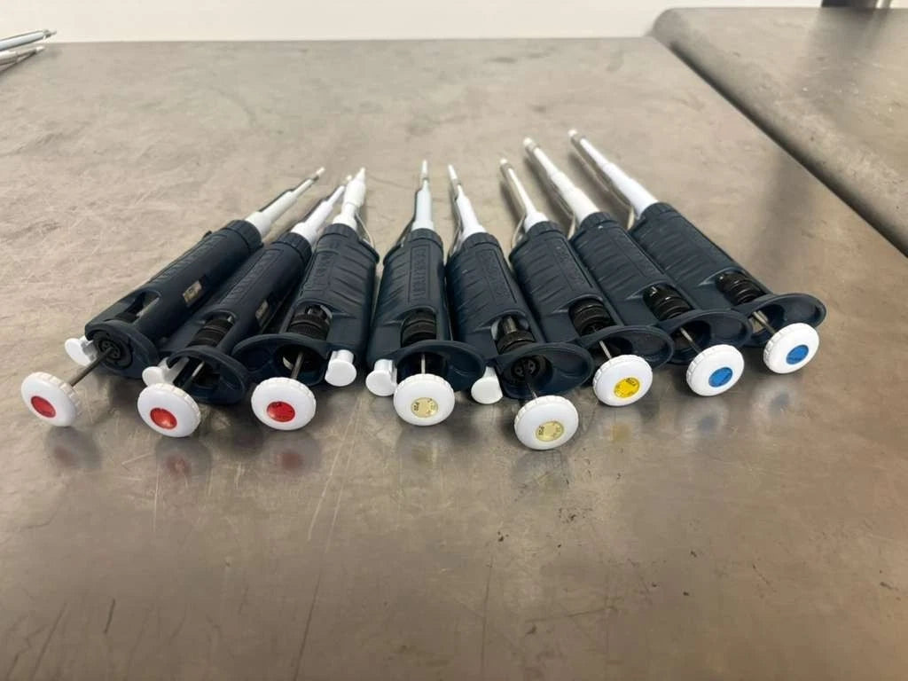 Set of 8 Gilson Pipetman P:10-20-200-1000