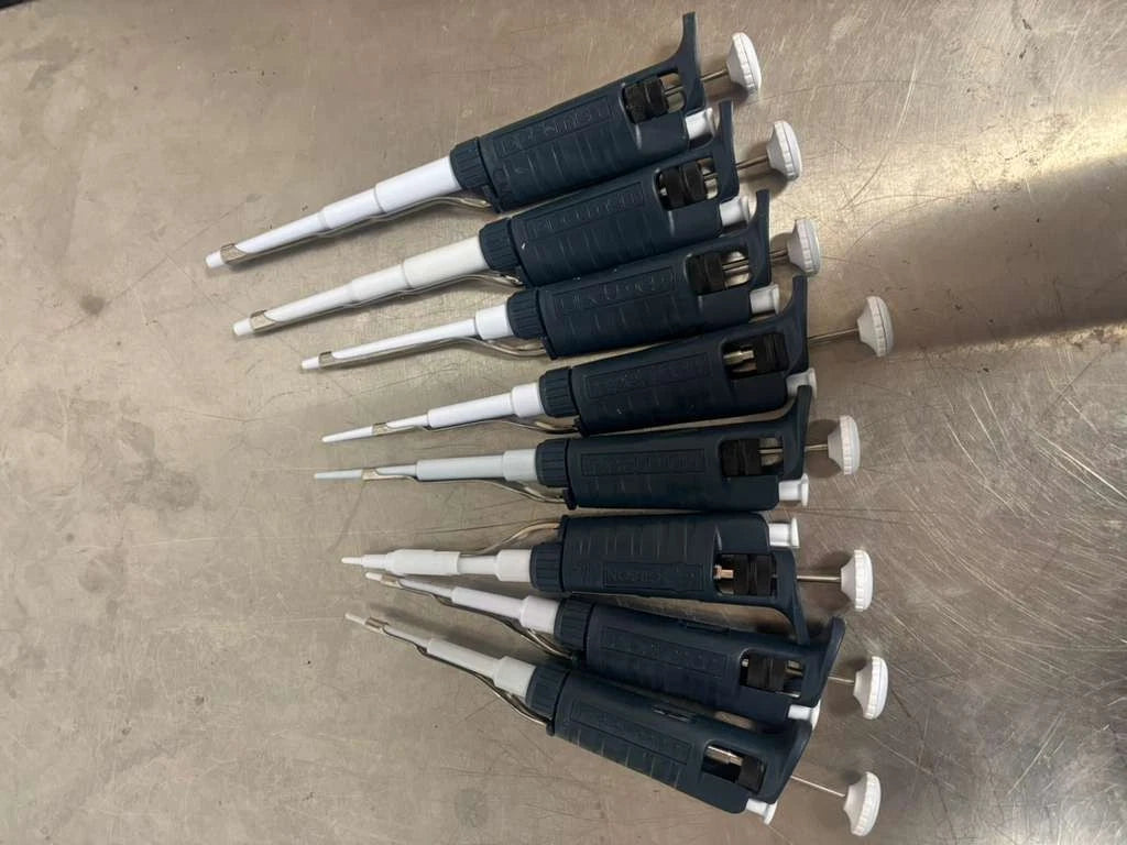 Set of 8 Gilson Pipetman P:10-20-200-1000