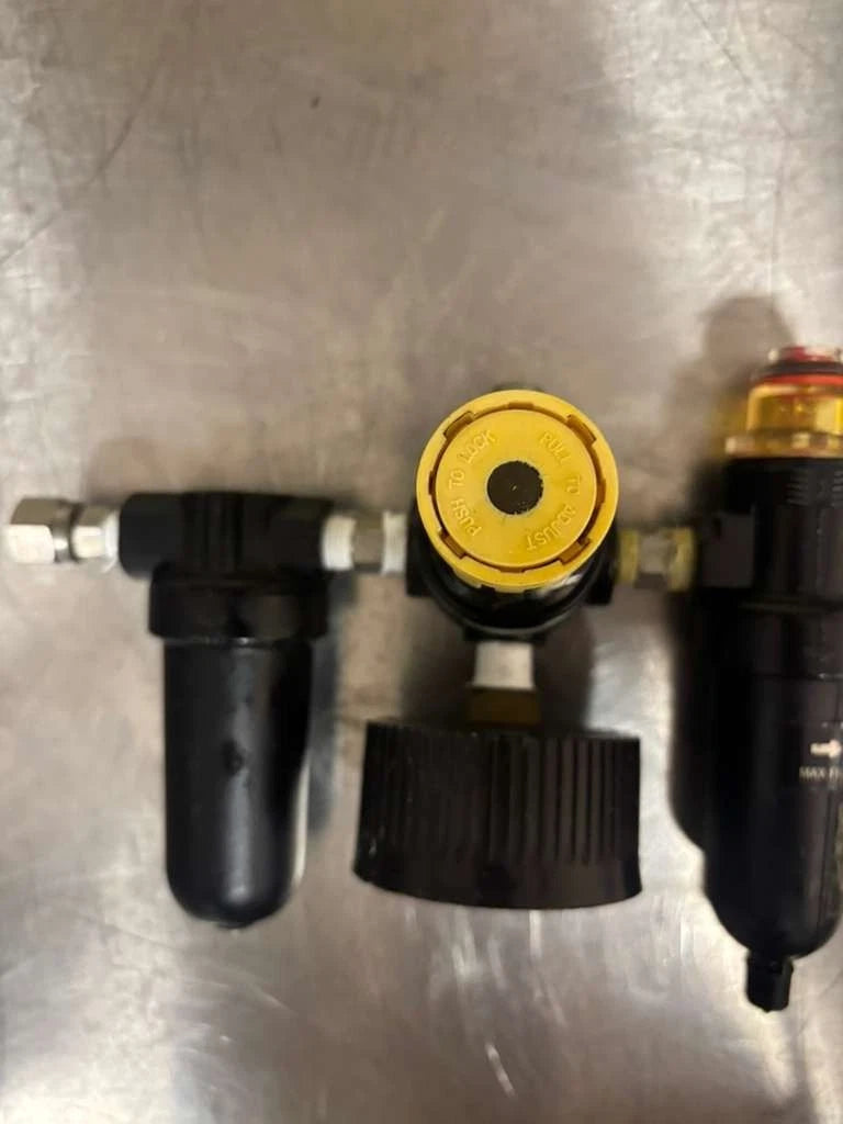 GAST ADJUSTABLE PRESSURE REGULATOR AH101R.